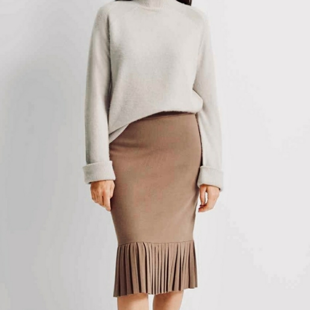 Club Monaco slim pencil compact knit pleated skirt